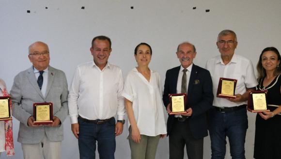 BAŞKAN ÖZCAN'DAN KENT KONSEYİNE PLAKET